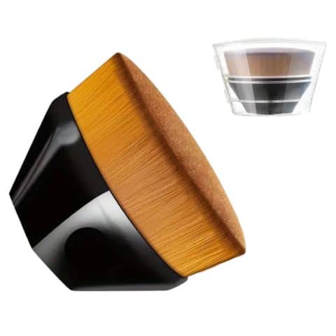 Innen Detail Feine Bürste mit ihren kompakten Maßen von 55 mm x 42 mm, den feinen Borsten und ihrem ergonomischen Design ist sie ideal für die Reinigung empfindlicher und schwer zugänglicher Bereiche im Fahrzeuginnenraum.