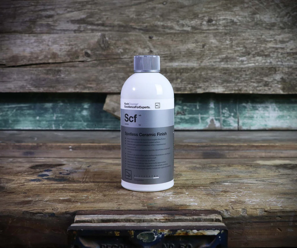 Koch Chemie - Spotless Ceramic Finish - Wasserfleckentferner für keramikversiegelte Oberflächen 3 Spotless Ceramic Finish Der Spotless Ceramic Finish ist dein zuverlässiger Helfer gegen lästige Wasser- und Kalkflecken auf keramikbeschichteten Fahrzeugen. Schonend zur Versiegelung und gleichzeitig stark gegen Rückstände – für ein makelloses Finish ohne Schlieren. Effektive Kalkentfernung ohne die Keramikversiegelung zu beschädigen Frische Kalk- und Wasserflecken lassen sich mit Spotless Ceramic Finish einfach und sicher entfernen. Die Formulierung wurde speziell für keramikversiegelte Oberflächen wie Cb0.01 oder C0.02 entwickelt und greift die Schutzschicht nicht an. Mehr als nur Reinigung: Glanz, Glätte & Farbvertiefung Nach der Anwendung überzeugt die Oberfläche mit intensiver Farbtiefe, strahlendem Glanz und einer glatten, neuwertigen Haptik – ganz ohne Schlieren oder Rückstände. Anwendungsempfehlung Stark verschmutzte Oberflächen vorher gründlich reinigen Vorwäsche mit geeignetem Reiniger (z. B. Green Star) Fahrzeug mit Reactivation Shampoo waschen, abspülen und gut trocknen Spotless Ceramic Finish in ein Mikrofasertuch sprühen und dünn auftragen Bis zu 3 Minuten einwirken lassen Mit Profi-Mikrofasertuch abpolieren und ggf. mit einem zweiten Tuch nachwischen Geeignete Anwendungsbereiche Ideal für Fahrzeuglacke mit Keramikversiegelung. Kompatibel mit den Systemen Cb0.01 und C0.02. Auch geeignet für punktuelle Nachpflege nach der Wäsche. Hinweise zur sicheren Anwendung Vor Gebrauch gut schütteln Produkt vor Frost und Hitze schützen Nicht auf heißen Oberflächen oder in direkter Sonne anwenden Immer zuerst auf Materialverträglichkeit prüfen Dein Weg zu fleckenfreier Perfektion Mit Spotless Ceramic Finish entfernst du mühelos Wasserflecken und bringst deine Keramikversiegelung wieder auf Hochglanz – ganz ohne Kompromisse beim Schutz. Jetzt testen und dein Fahrzeug strahlen lassen!